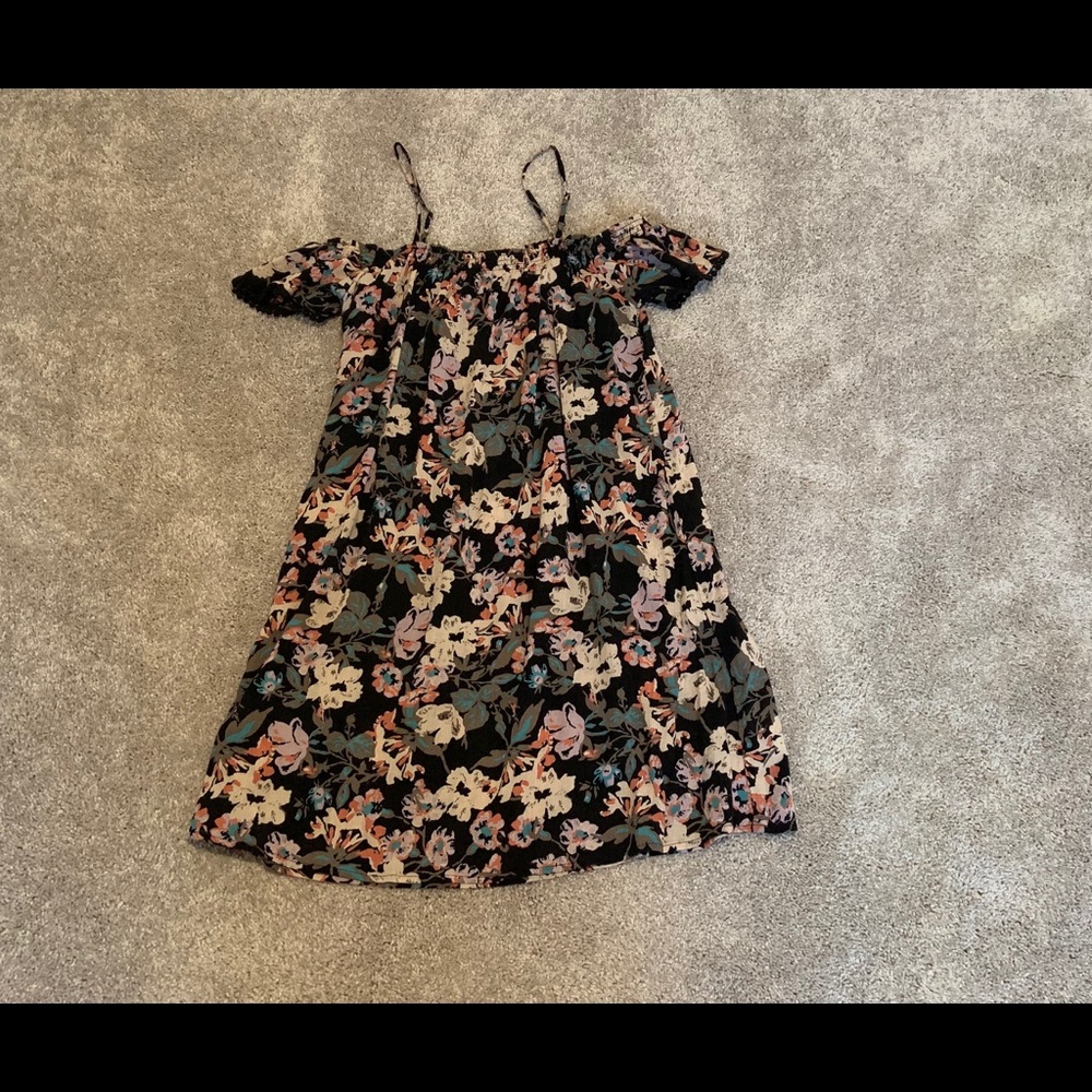 Off the shoulder shift dress! 🖤